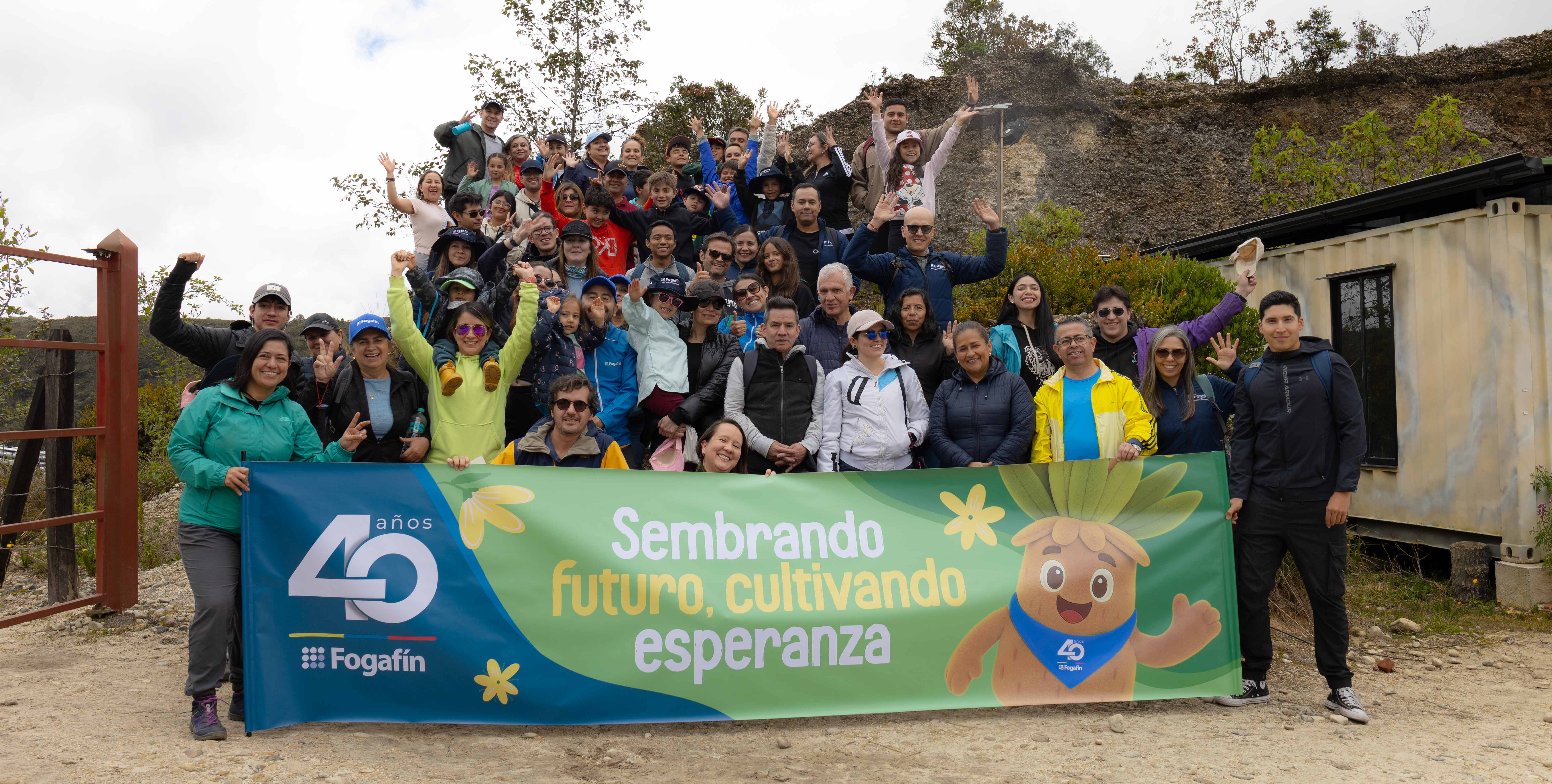Funcionarios de Fogafín reunidos con pendón que tiene escrito "Sembrando futuro, cultivando esperanza."