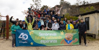 Funcionarios de Fogafín reunidos con pendón que tiene escrito "Sembrando futuro, cultivando esperanza."