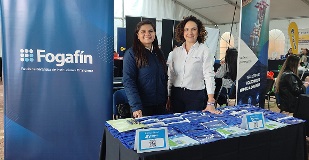 funcionarias de Fogafín en actividad de Fogafín