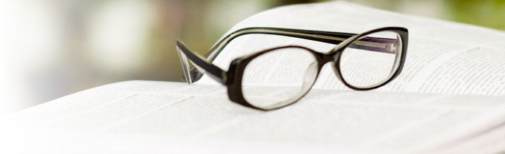 Lentes de lectura ubicados sobre un libro.