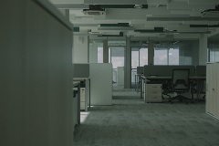 Oficina vacía con algunos muebles