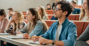 Estudiantes en aula de clase mirando al frente