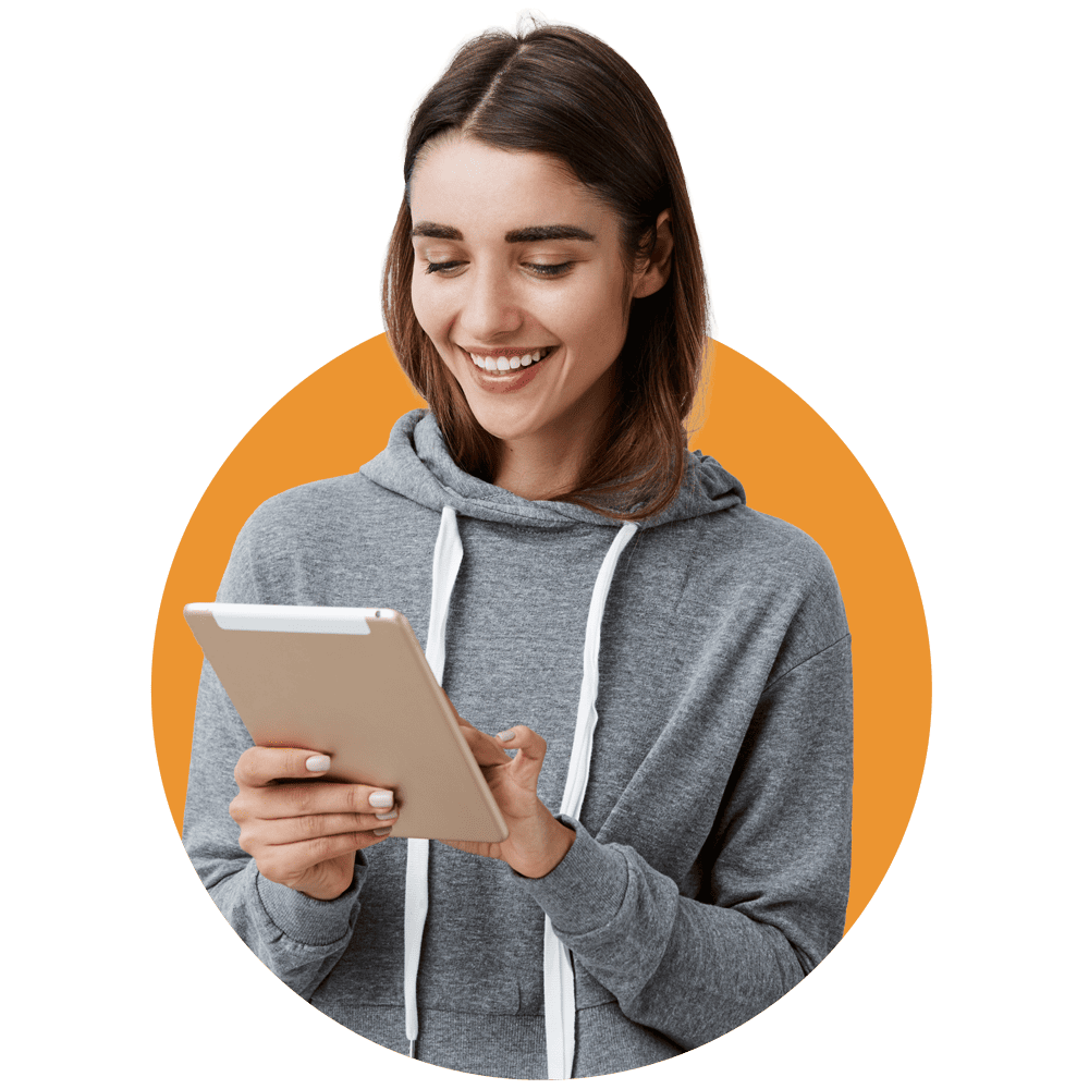 Mujer con una tablet mientras sonrie