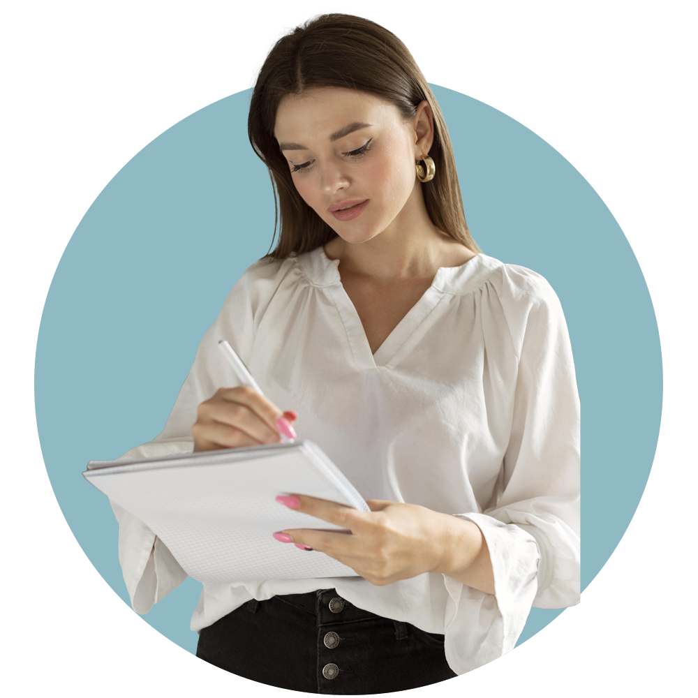 Mujer revisando papeles y escribiendo.