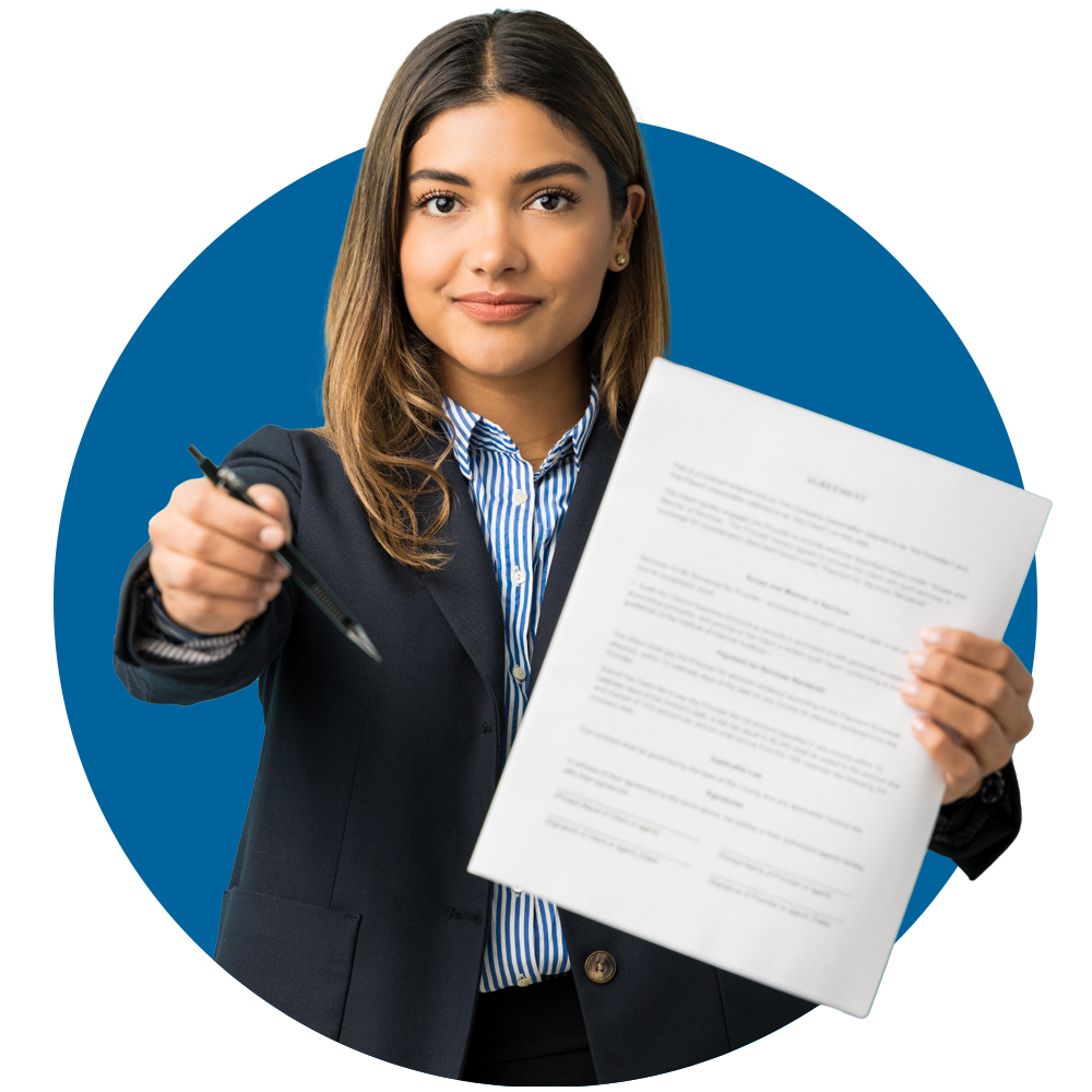 mujer señala con un puntero y con un formulario en la otra mano..