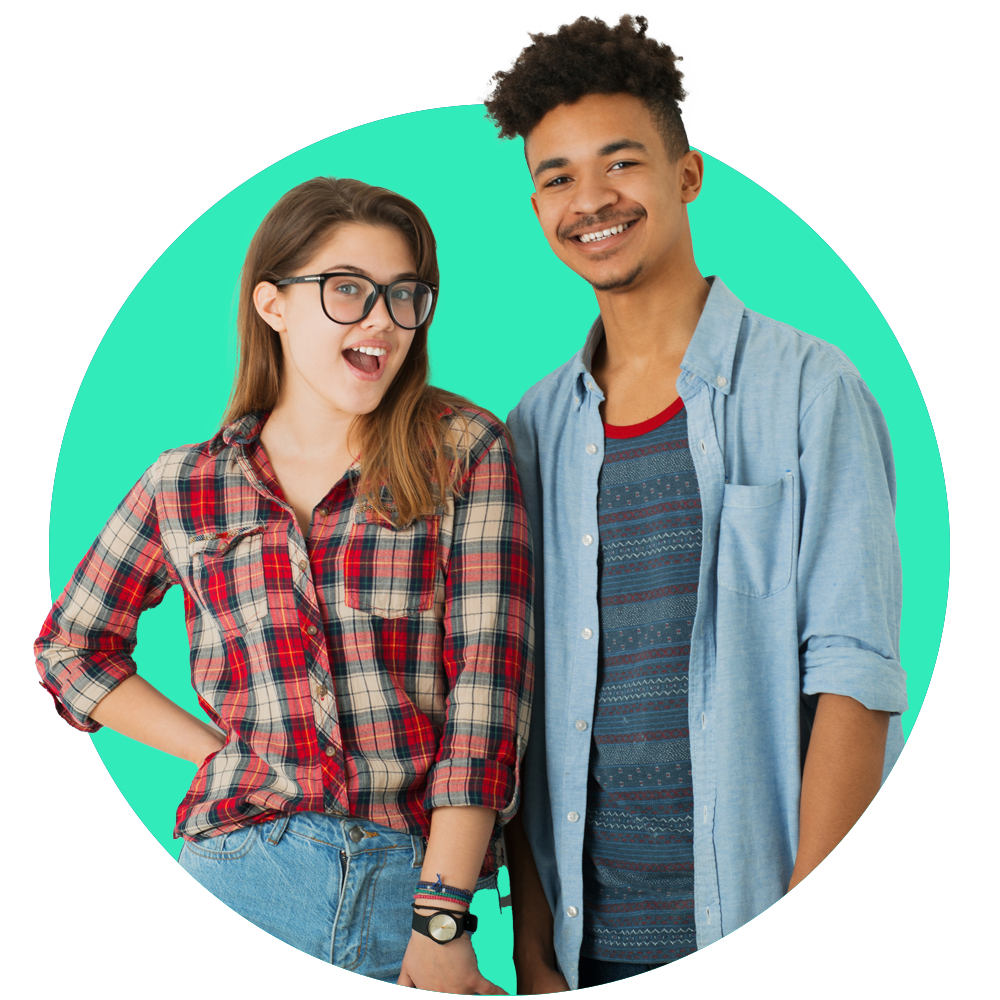 Jovenes hombre y mujer sonriendo.