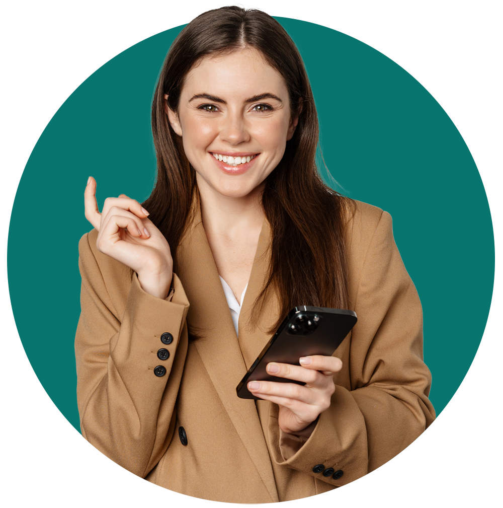 Mujer sonriendo viendo contenido en su tablet