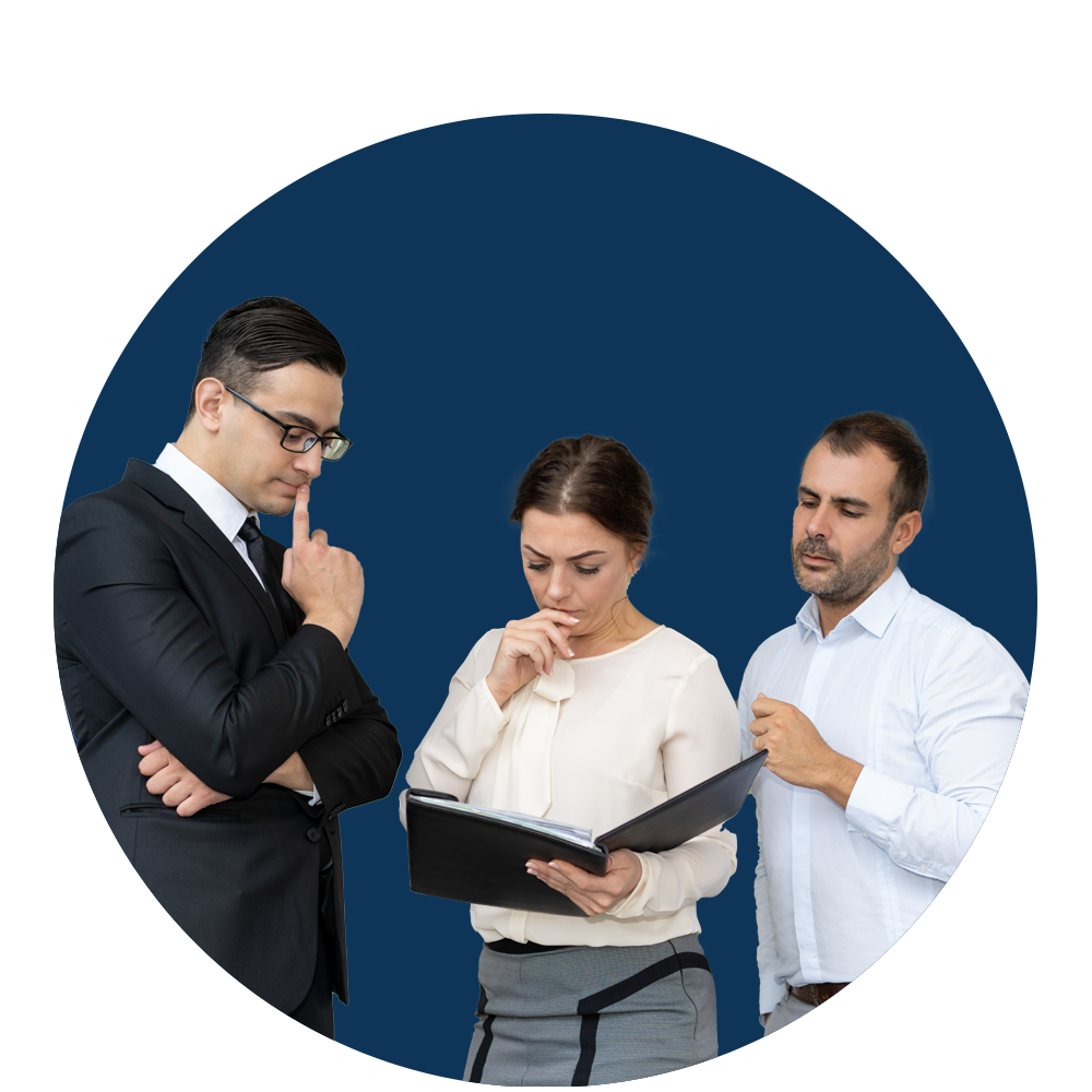 Tres personas leyendo y pensando.