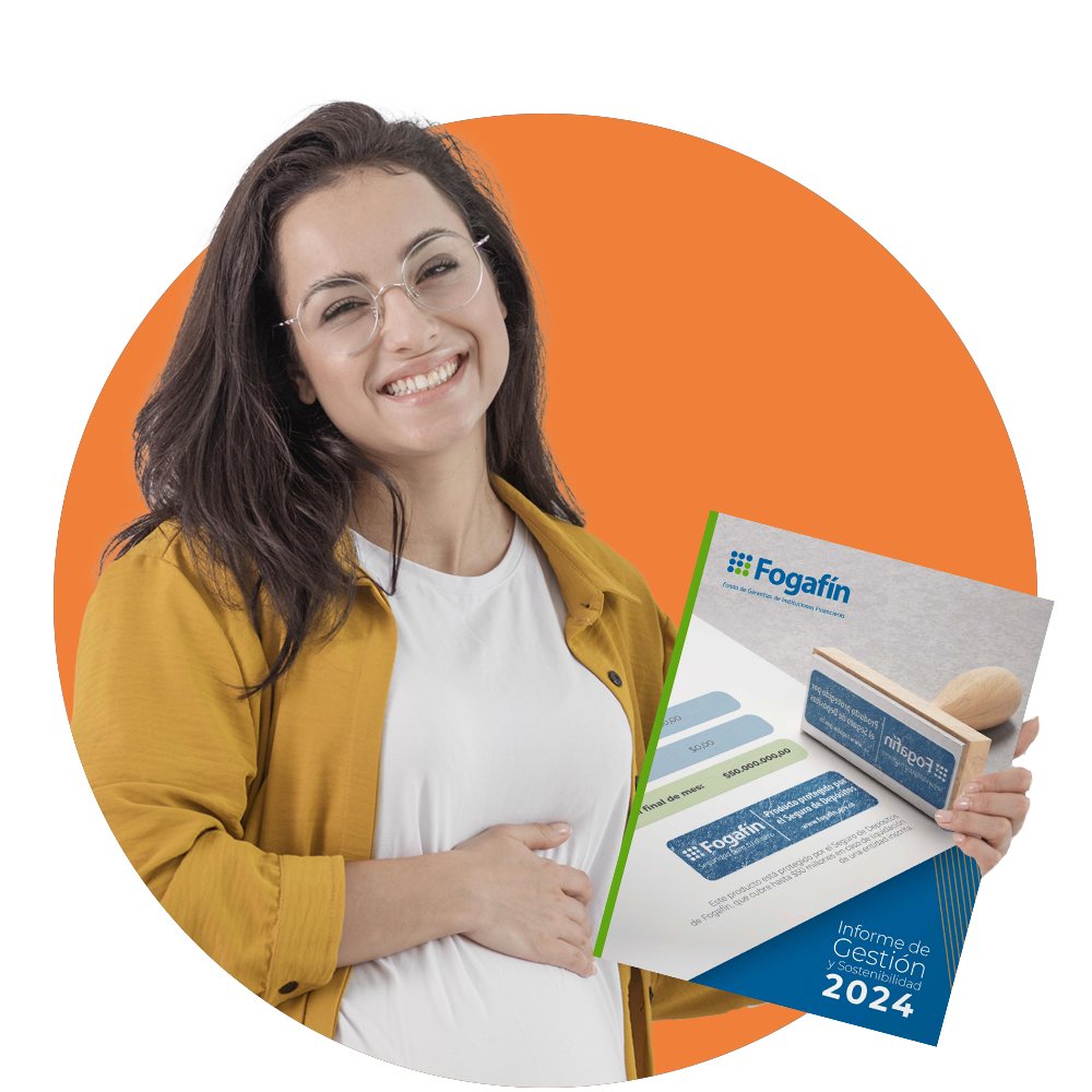 Mujer sonriendo con informe de gestión en la mano.