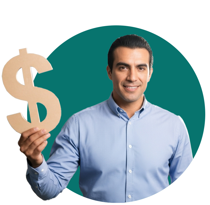 Hombre sonriendo con símbolo de pesos en  cartón en su mano.