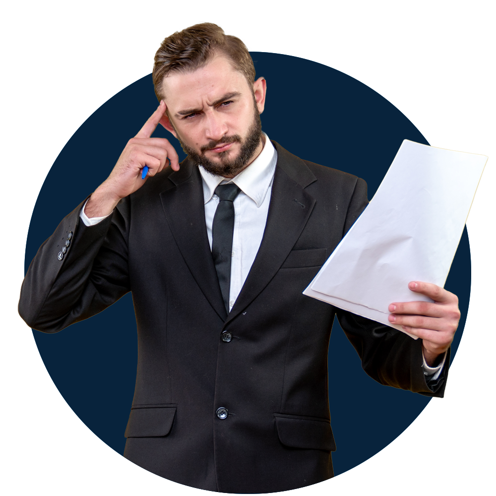 Hombre señalando su cabeza con una mano y sosteniendo papeles en otra mano.