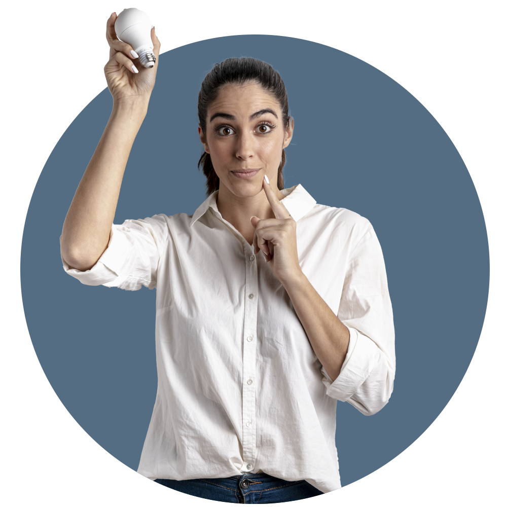 Mujer sosteniendo un bombillo con una mano y señalando su mandíbula con la otra mano.