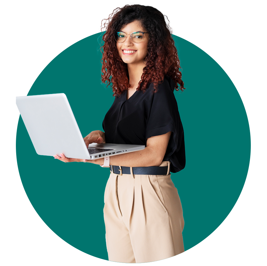 Mujer de pie sonriendo con laptop en las manos.