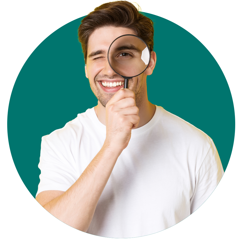 Hombre sonriendo, con un ojo cerrado y el otro viendo con lupa.