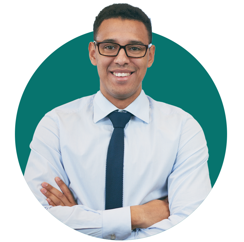 Hombre sonriendo con los brazos cruzados.