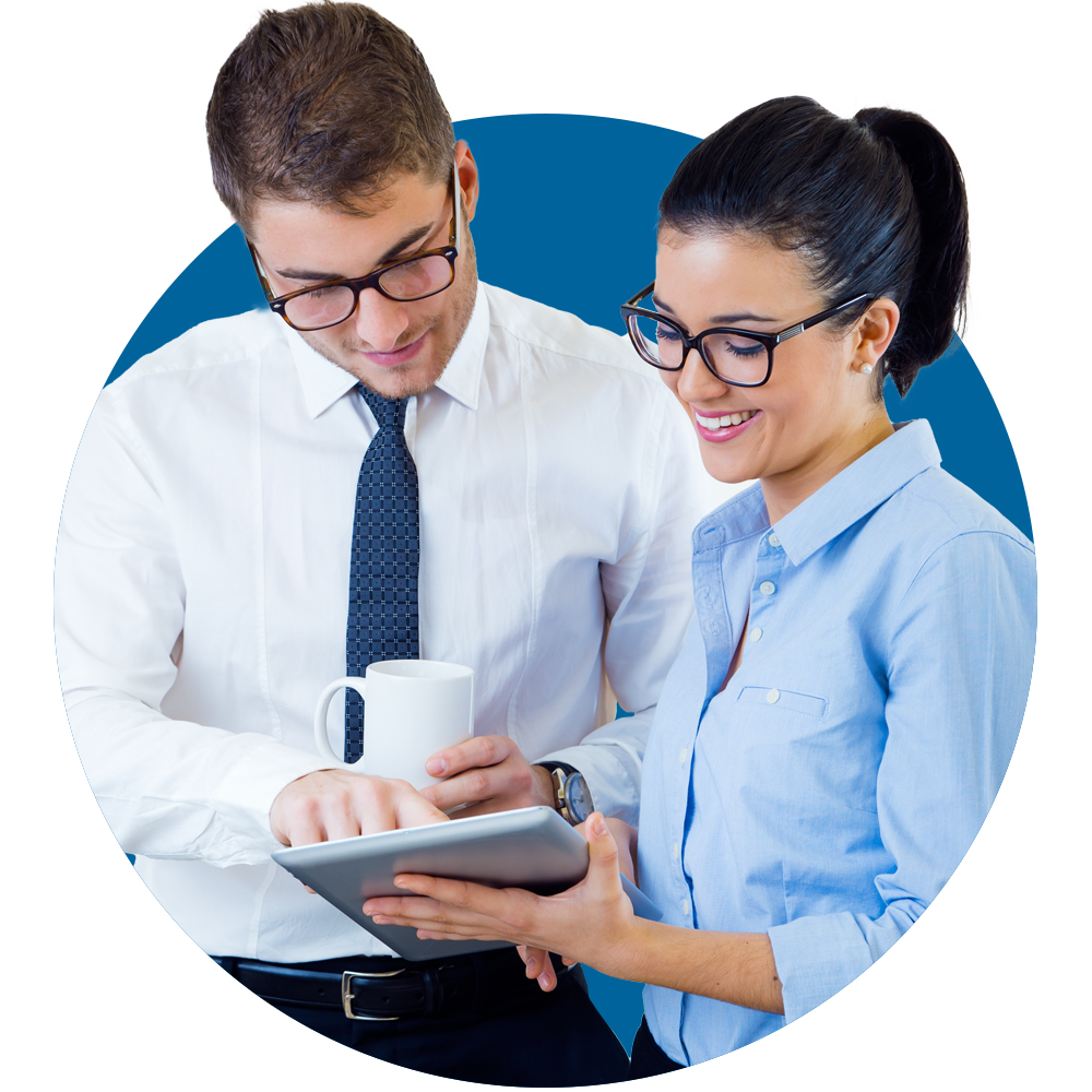 hombre con taza en la mano, mujer con tablet mostrando algo al hombre.