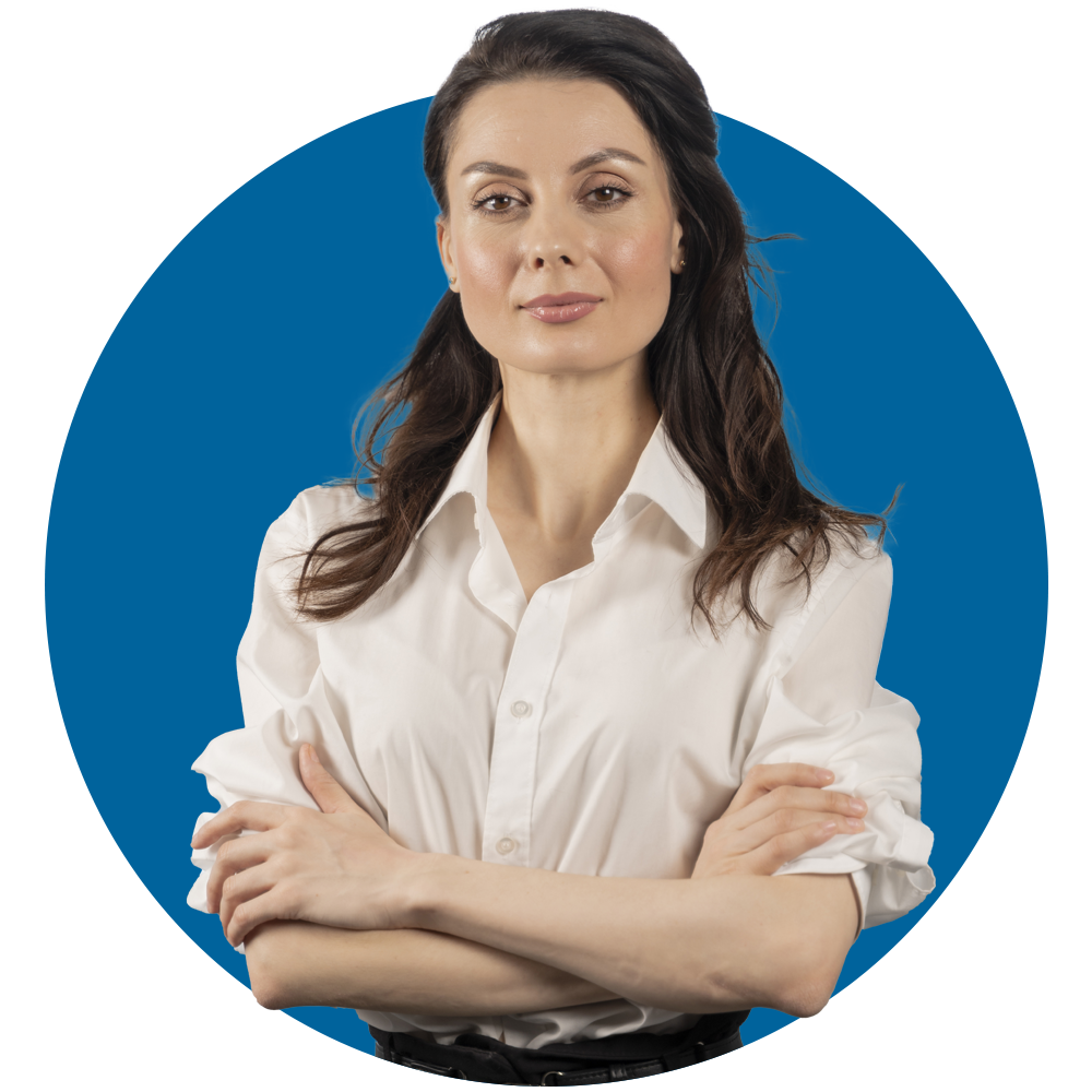 mujer mirando de frente en posición profesional con brazos cruzados.