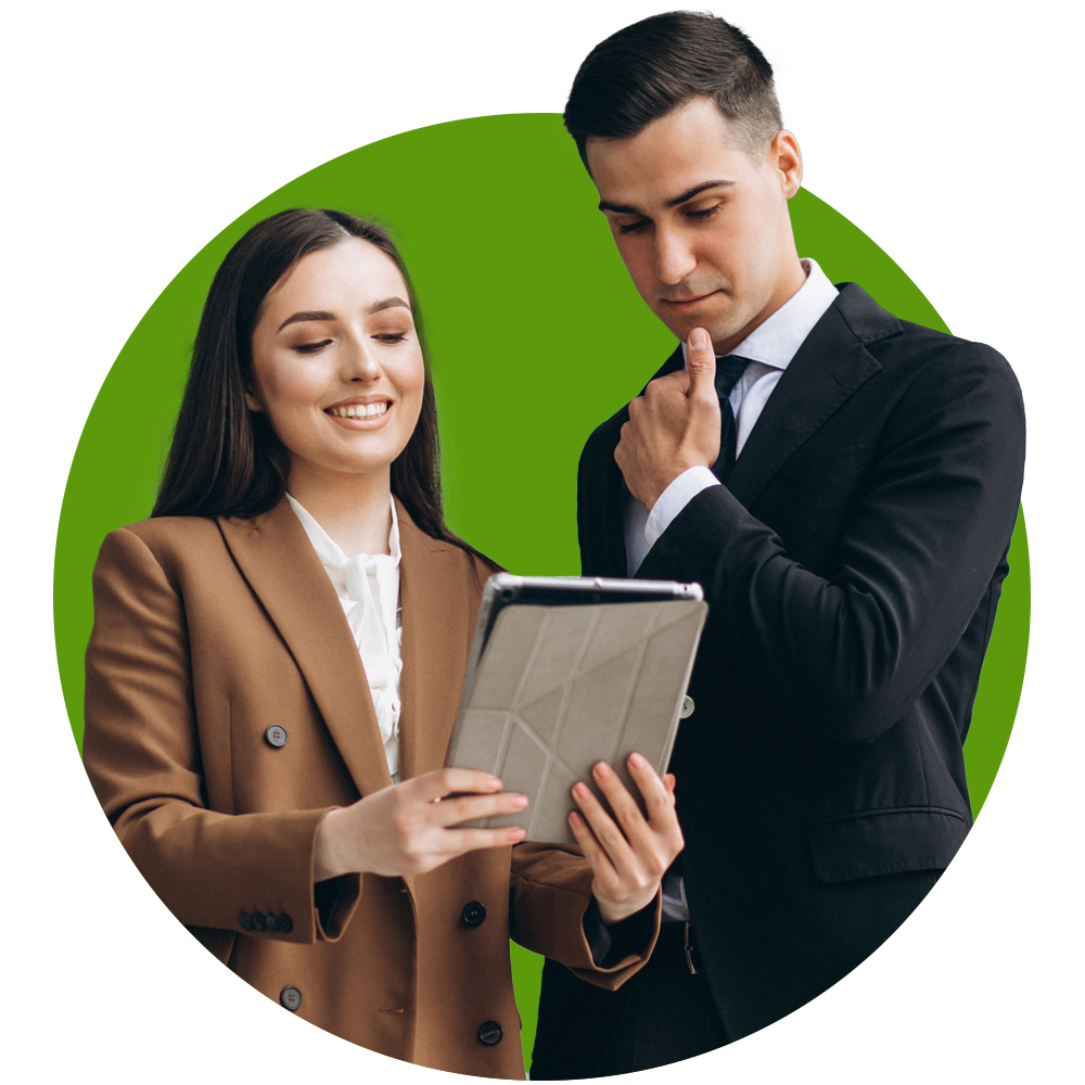 Hombre y mujer revisando tablet.