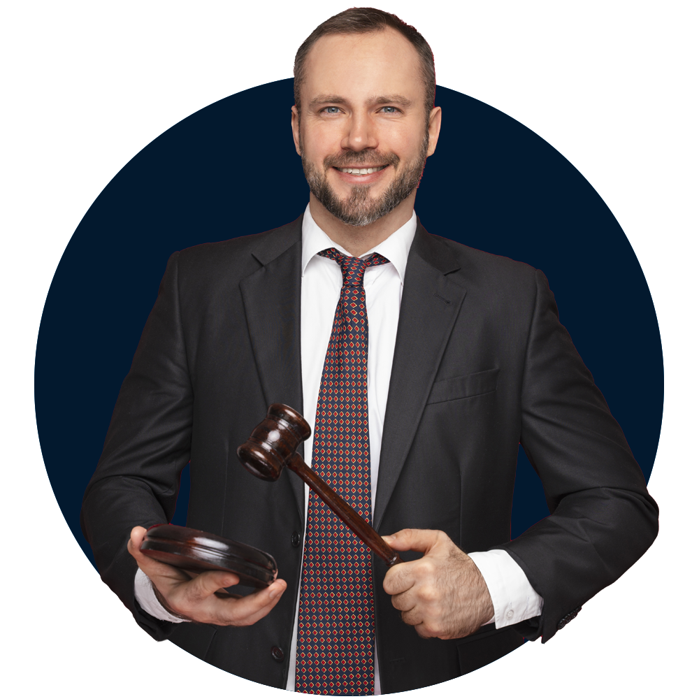 Hombre sonriendo con martillo de juez.