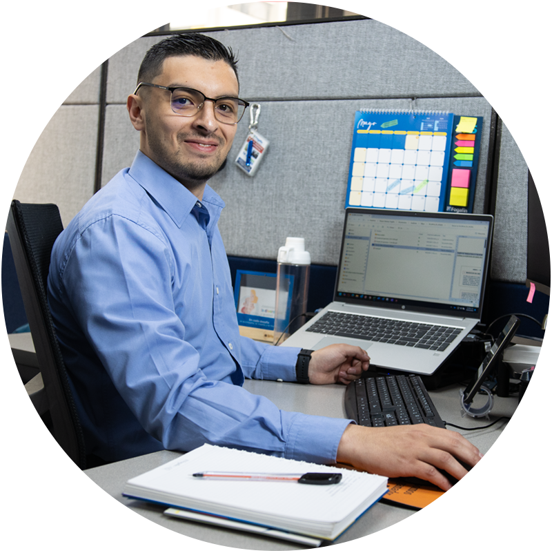 Funcionario sonriendo en su escritorio