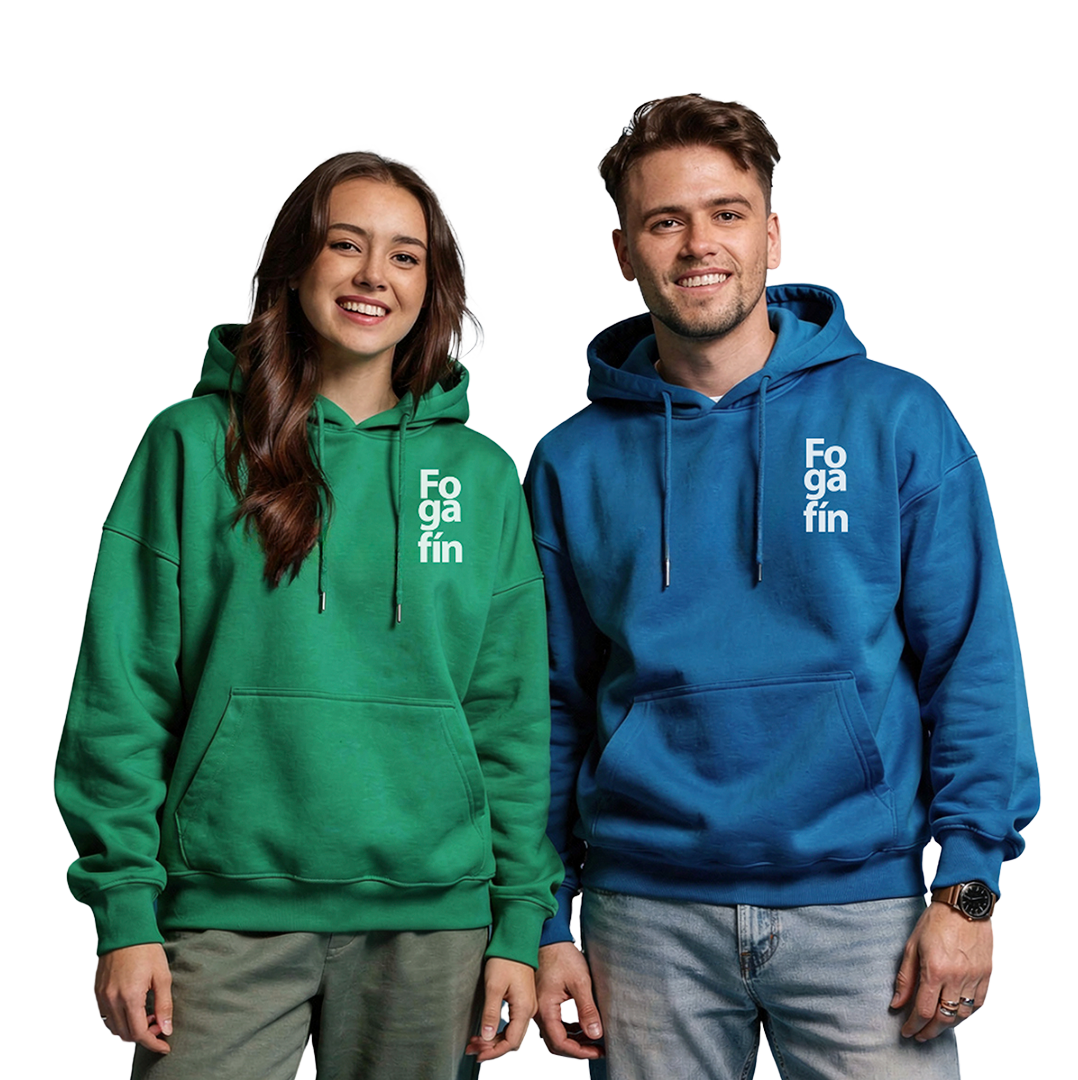 Dos jovenes con sacos de Fogafín